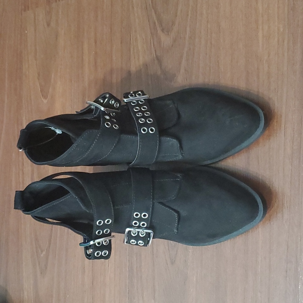 Divided ankle boots